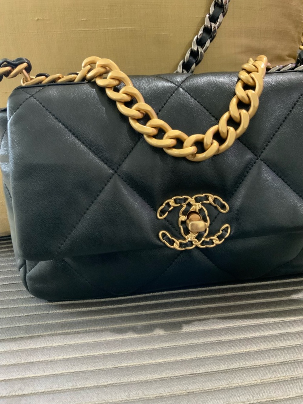 Classic CHANEL Bag: A Stylish and Versatile Choice for Elegance - Picture 2 of 9